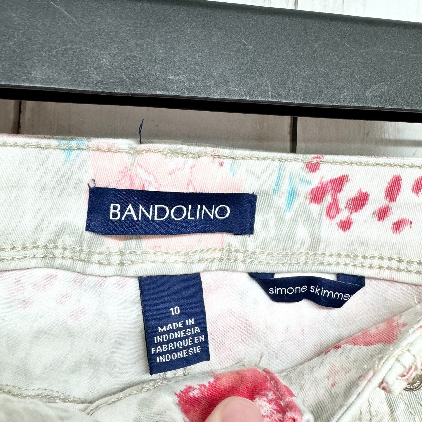 Bandolino Shorts Women Size 10 Simone Skimmer Floral Bermuda Cuffed Hem Zip Fly