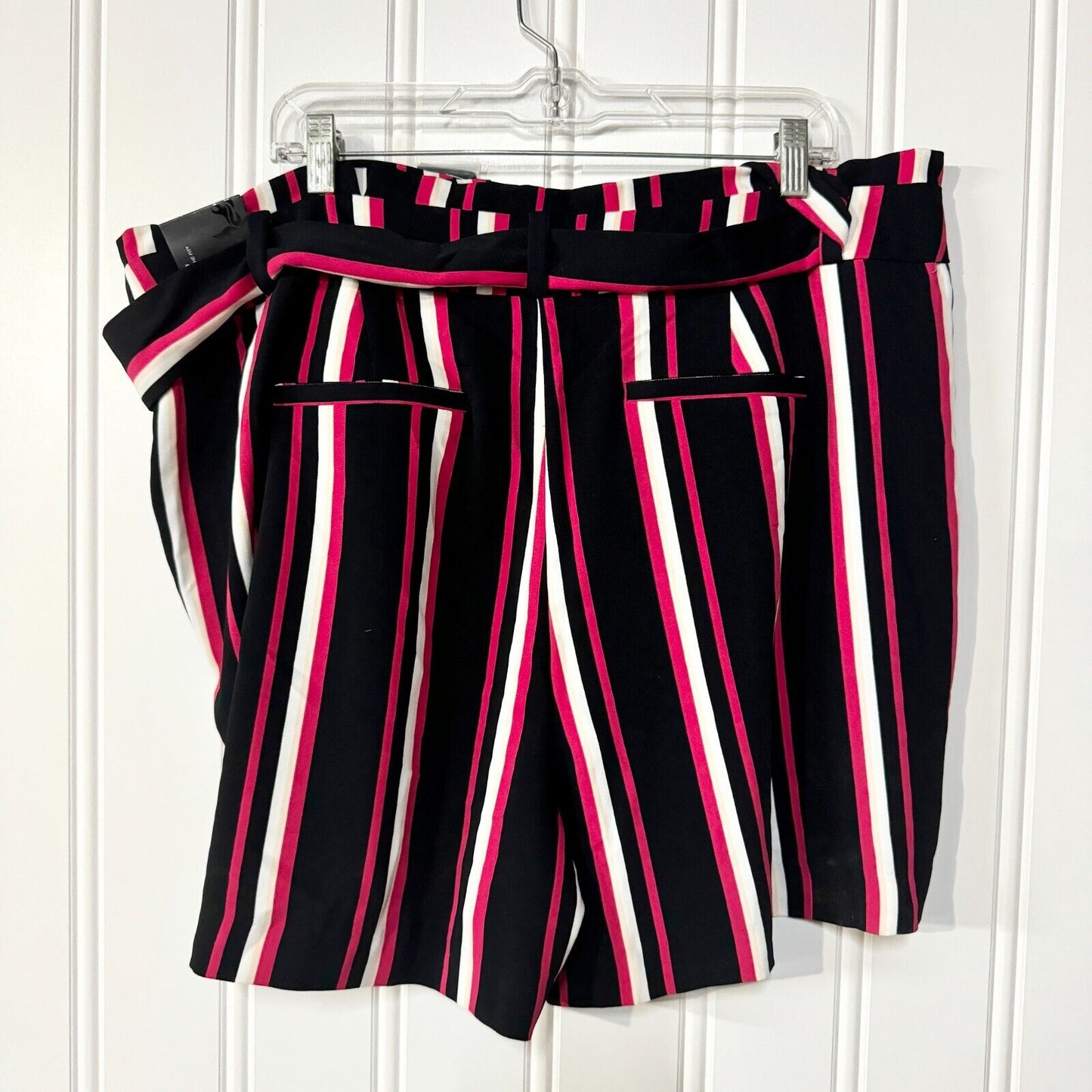 TORRID Short Women Size 18 5 in Pull-On Studio Luxe Ponte Mid-Rise Paperbag NWT