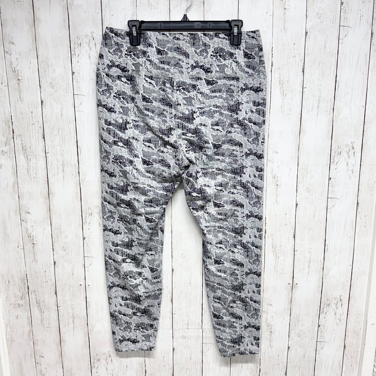 Spyder Active Pants Women Size XL Camo Biker Pixel Ankle Crop Athletic Leggings