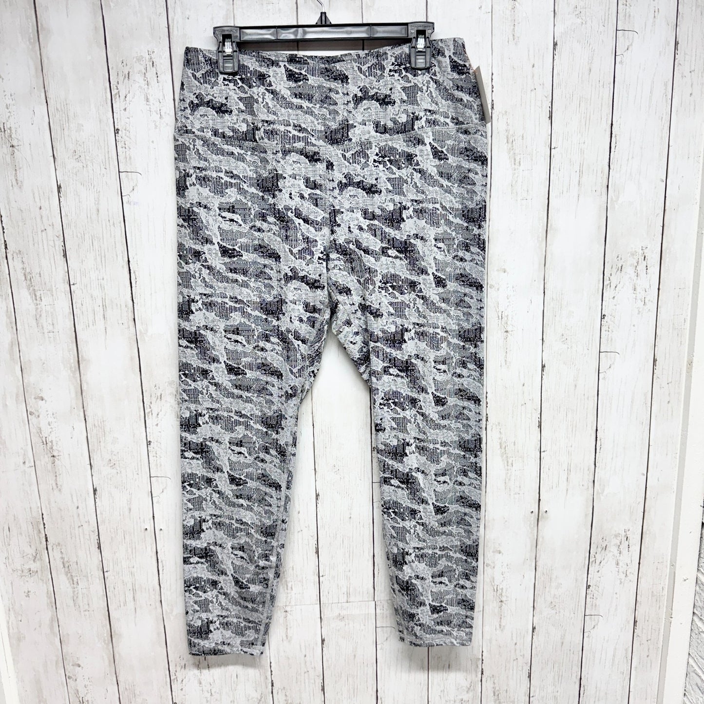 Spyder Active Pants Women Size XL Camo Biker Pixel Ankle Crop Athletic Leggings