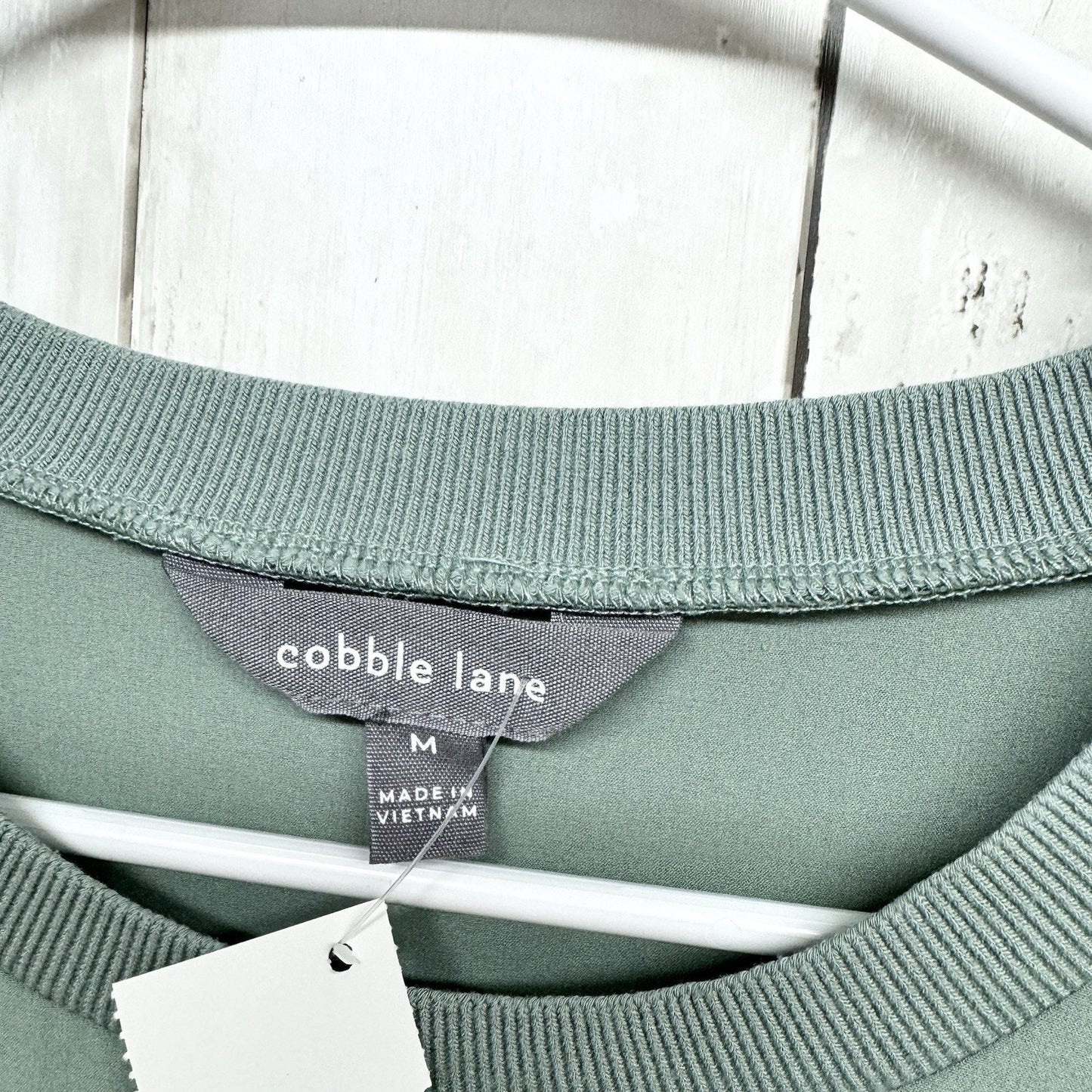 Cobble Lane Crop Women Size M Crewneck Green Silky Knit Bottom Hem Short Sleeve