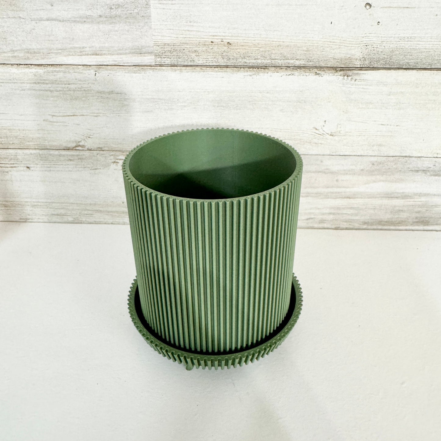 3D Printed Modern Flare Green Mini Planter with Unique Ribbed Design and Four Legs for Stylish Plant Display No Warranty