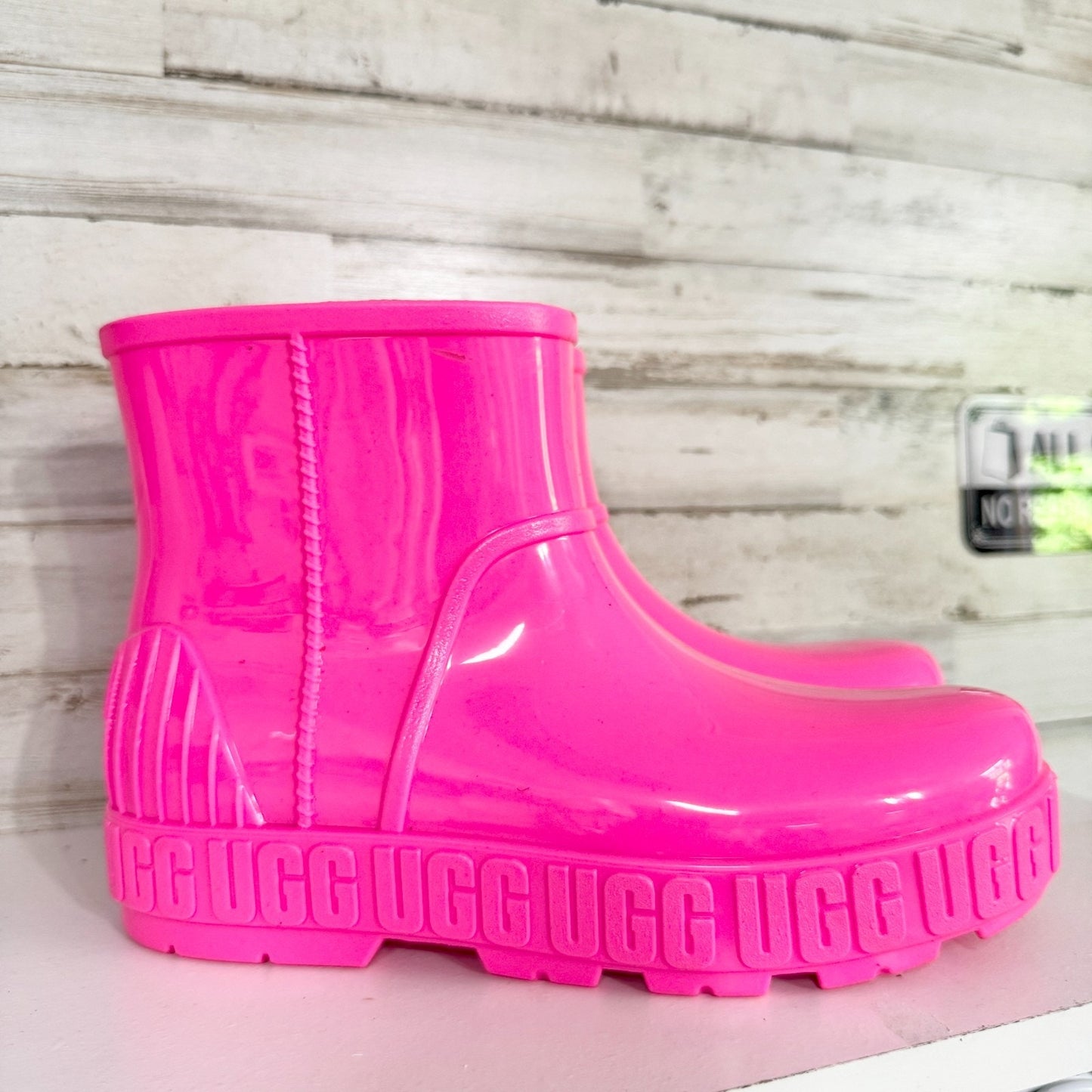 UGG Boots Youth Size 8 Drizlita Neon Hot Pink Shearling Insole Outdoor Trendy
