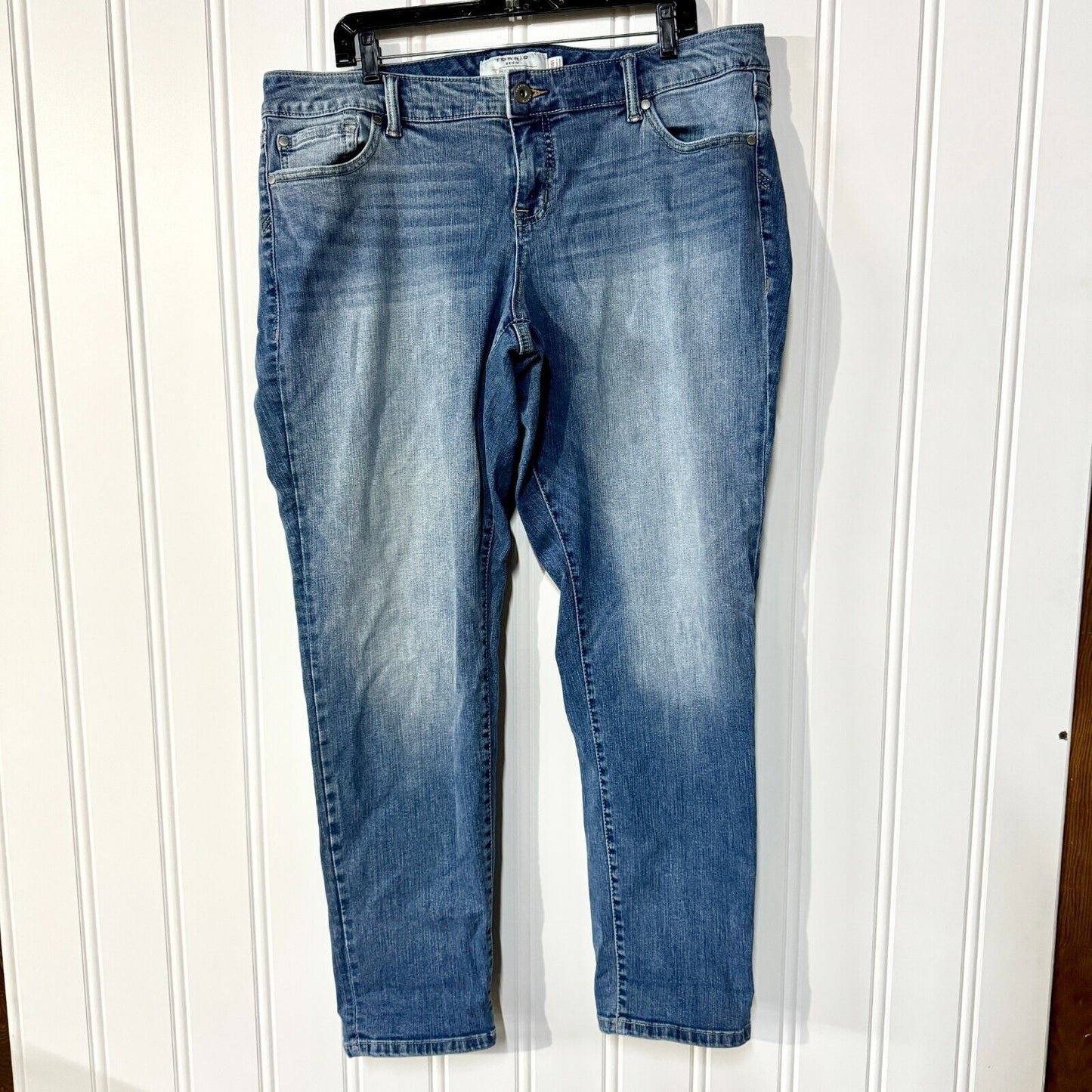 TORRID Jeans Women Size 18R High Rise Dark Wash Distressed Capris 5 Pocket