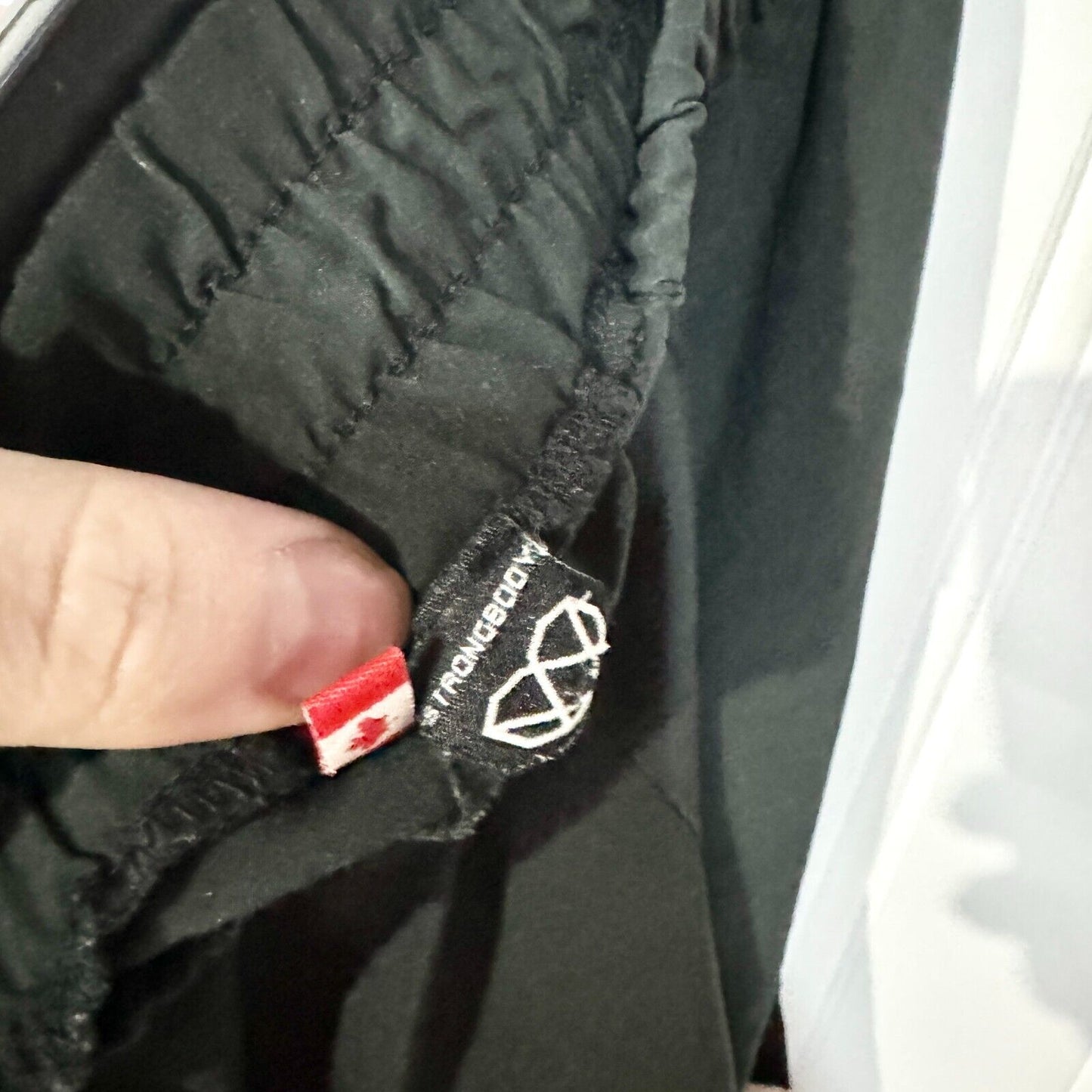 STRONGBODY Mens Size Medium 6" Black Elastic Waisted Athletic Gym Yoga Pocket