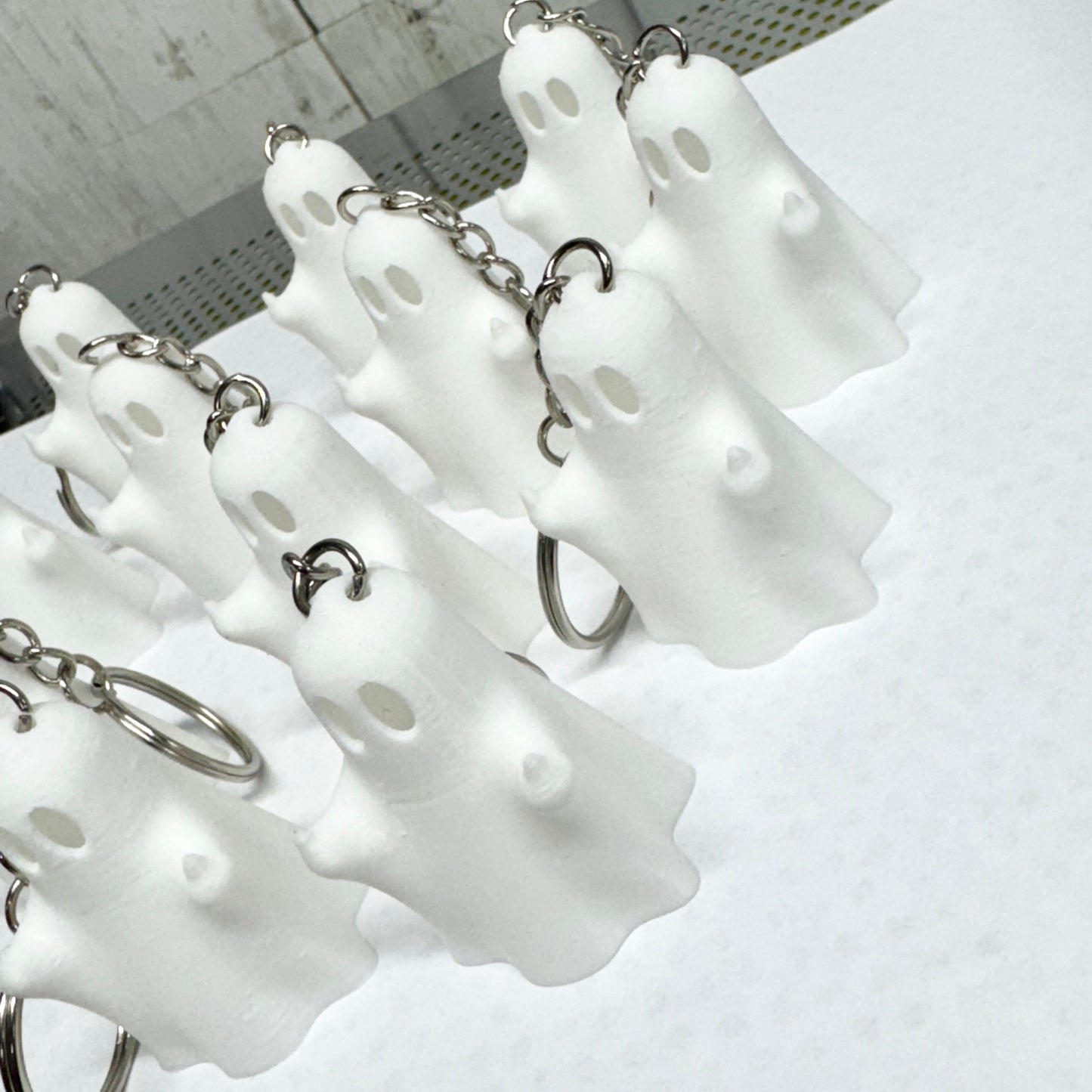 3D Printed Ghost Funny Keychain - White Ghost Design with Chain Attachment for Fun and Quirky Key Accessory