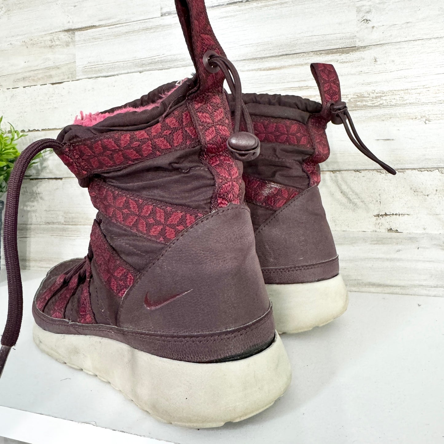 NIKE Women’s Roshe Run Hi Sneaker Boot Ankle Laced Boots Maroon Size 6