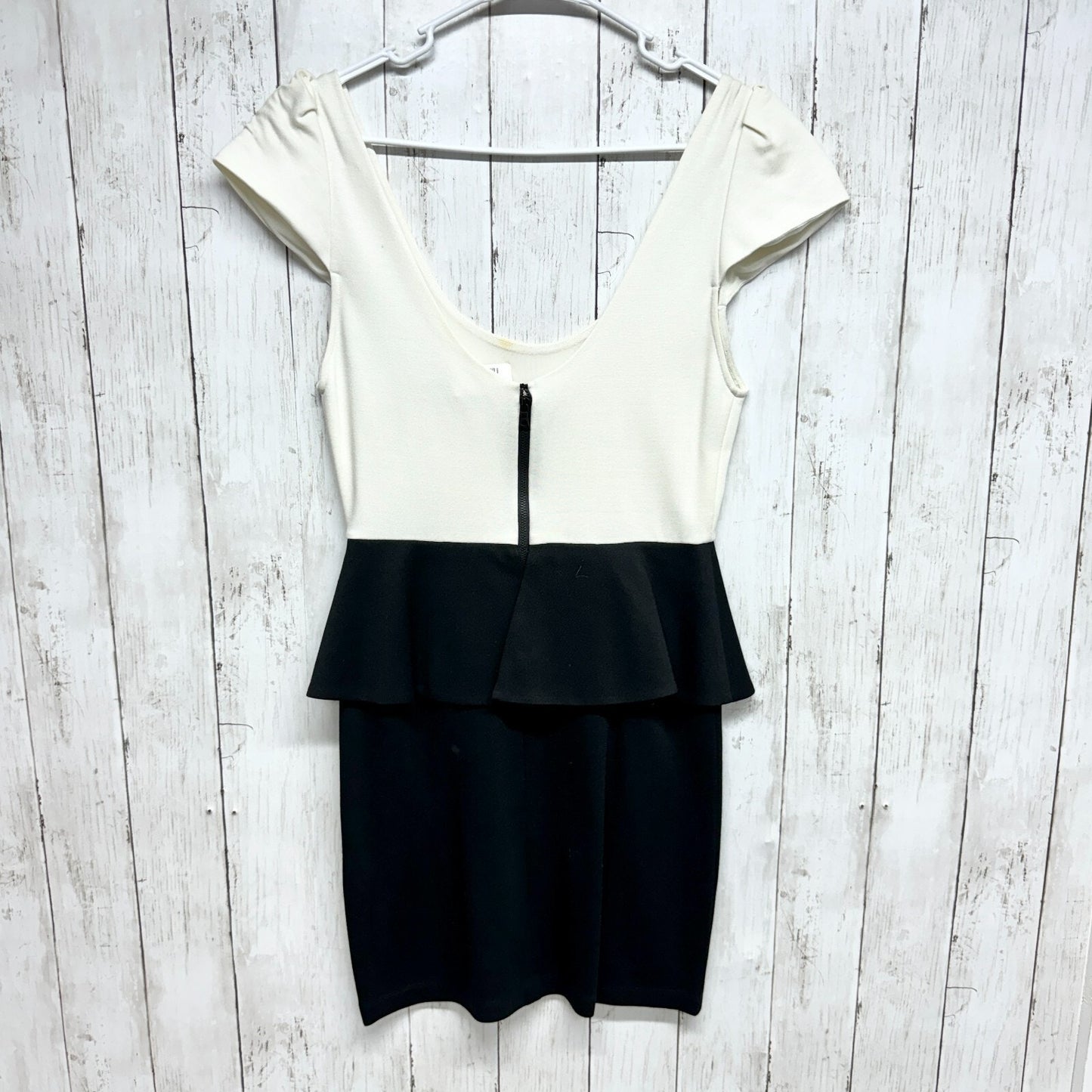 Alice + Olivia Dress Women Size 8 Black Harris Peplum Mini Employed Sleeveless