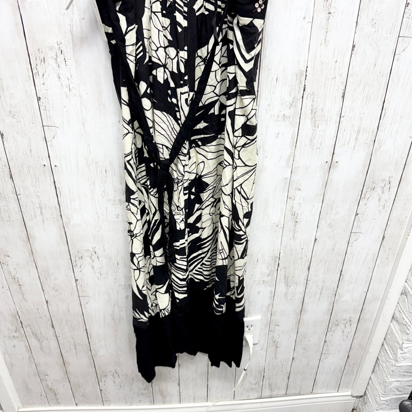 New Direction Dress Women Size 12P Black White Floral V-Neck Sleeveless Midi Y2K
