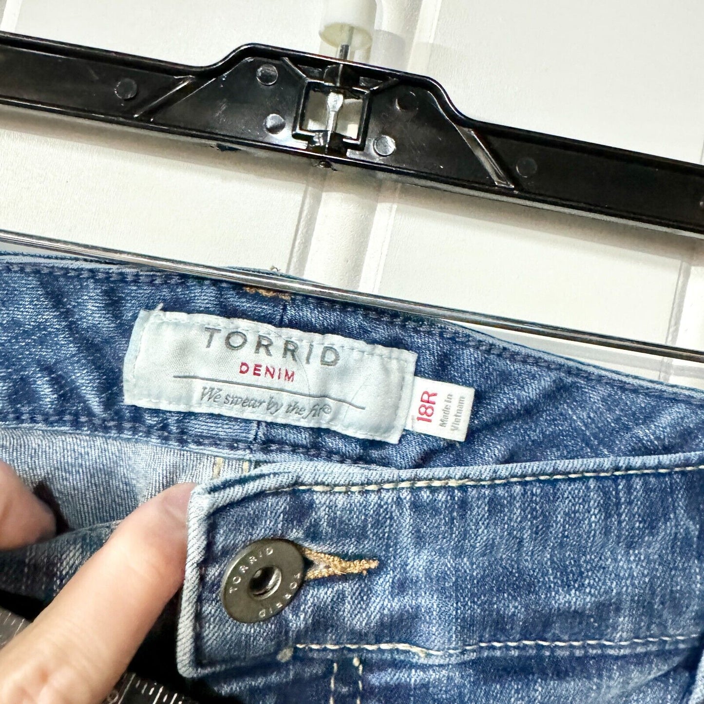 TORRID Jeans Women Size 18R High Rise Dark Wash Distressed Capris 5 Pocket
