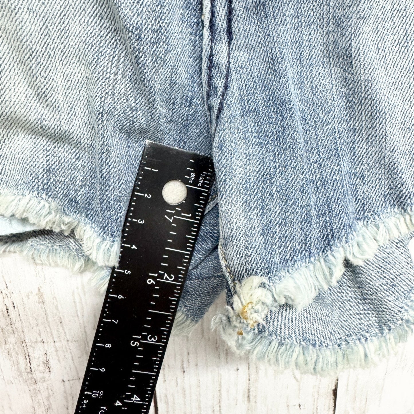 Talula Shorts Women Size 26 Light Wash Blue Denim High Rise Midi Raw Hem Zip Fly