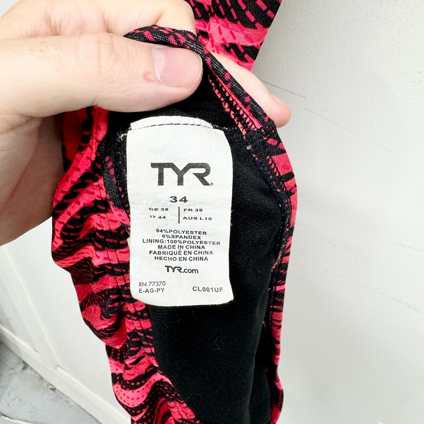 TYR Women One Piece Red & Black Durafast Elite Fizzy Cut outfit Size 34