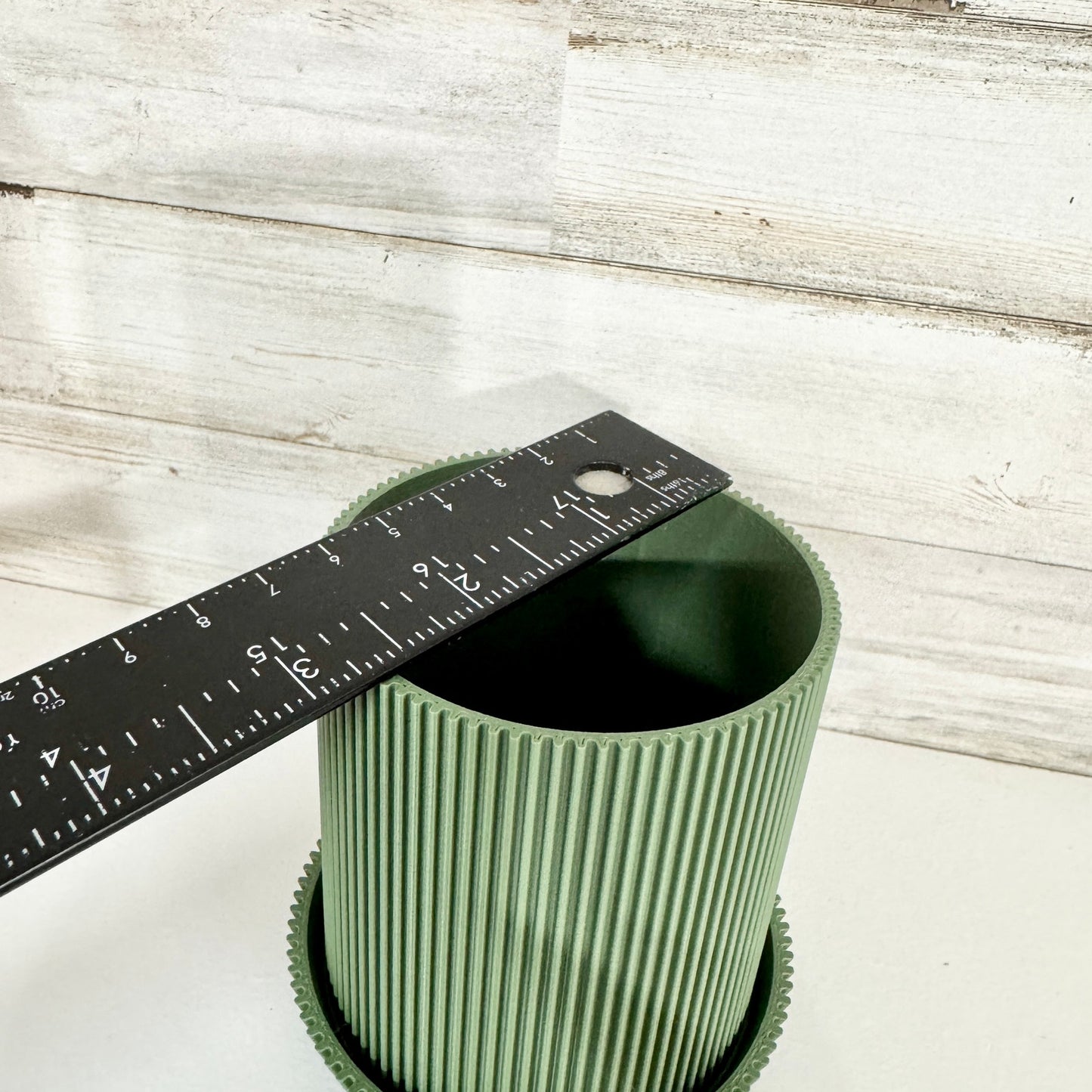 3D Printed Modern Flare Green Mini Planter with Unique Ribbed Design and Four Legs for Stylish Plant Display No Warranty