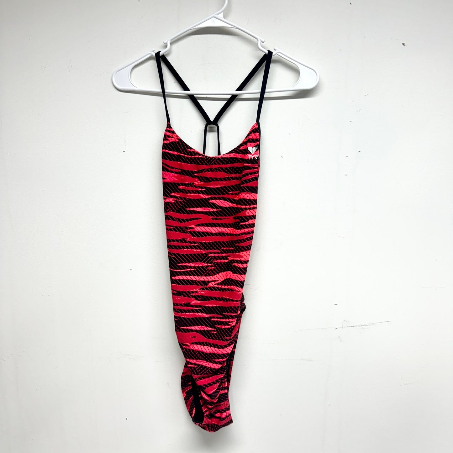 TYR Women One Piece Red & Black Durafast Elite Fizzy Cut outfit Size 34