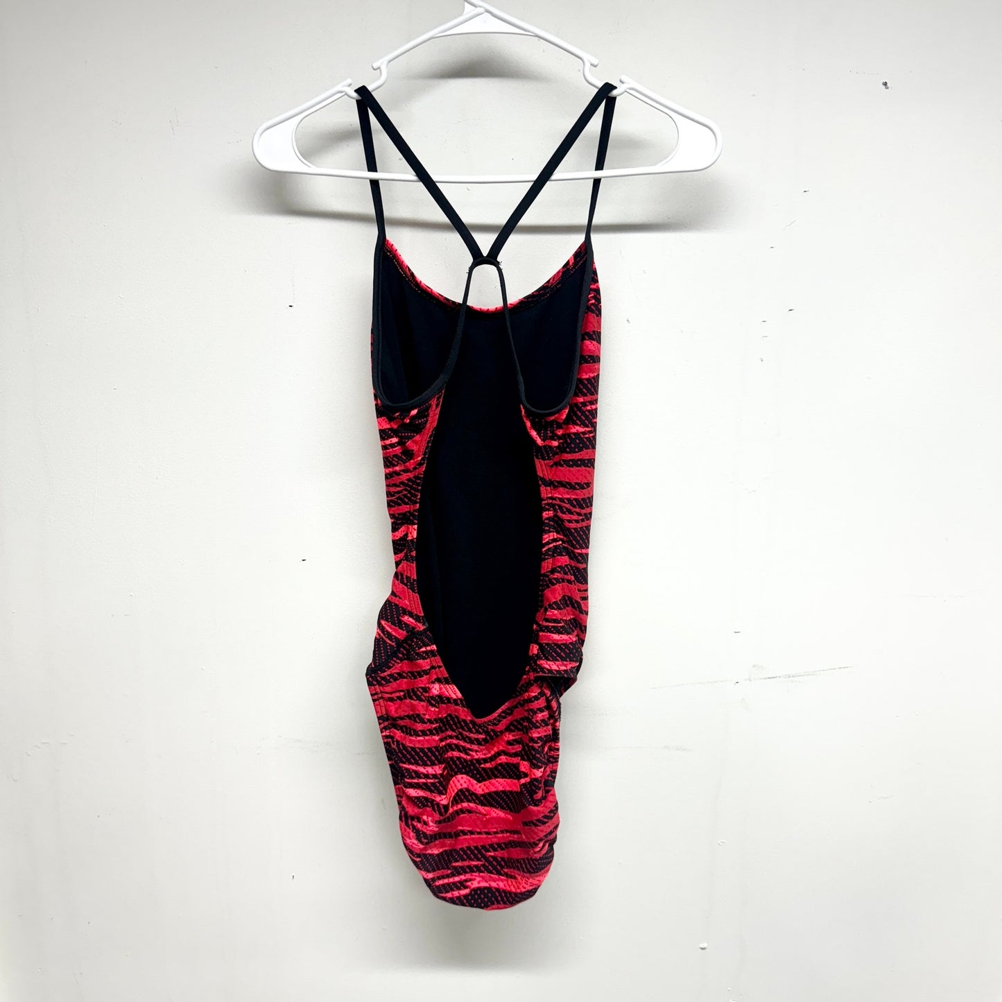 TYR Women One Piece Red & Black Durafast Elite Fizzy Cut outfit Size 34