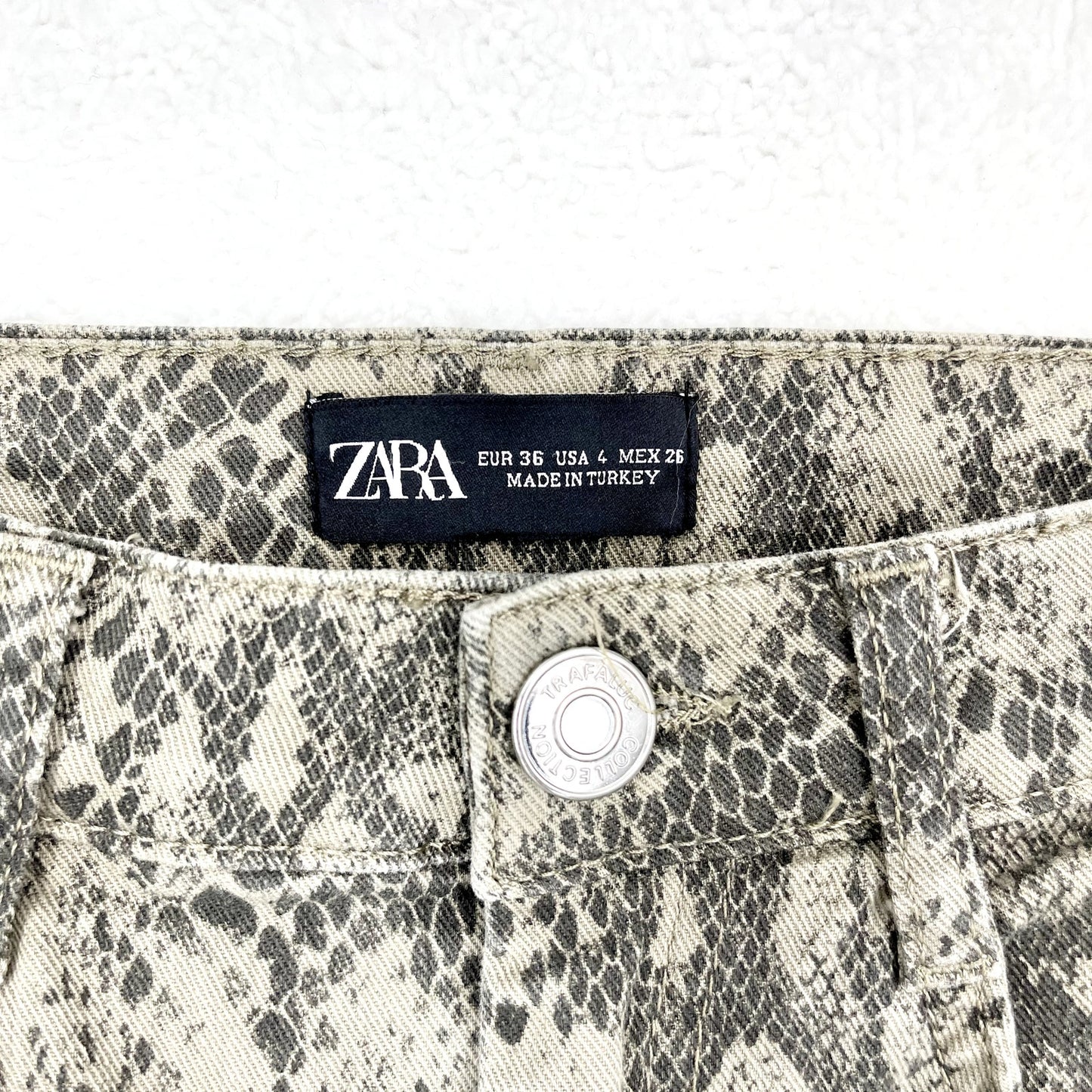 Zara Women's Snakeskin High-Waisted Skinny Ankle Cropped Pants - Size 4