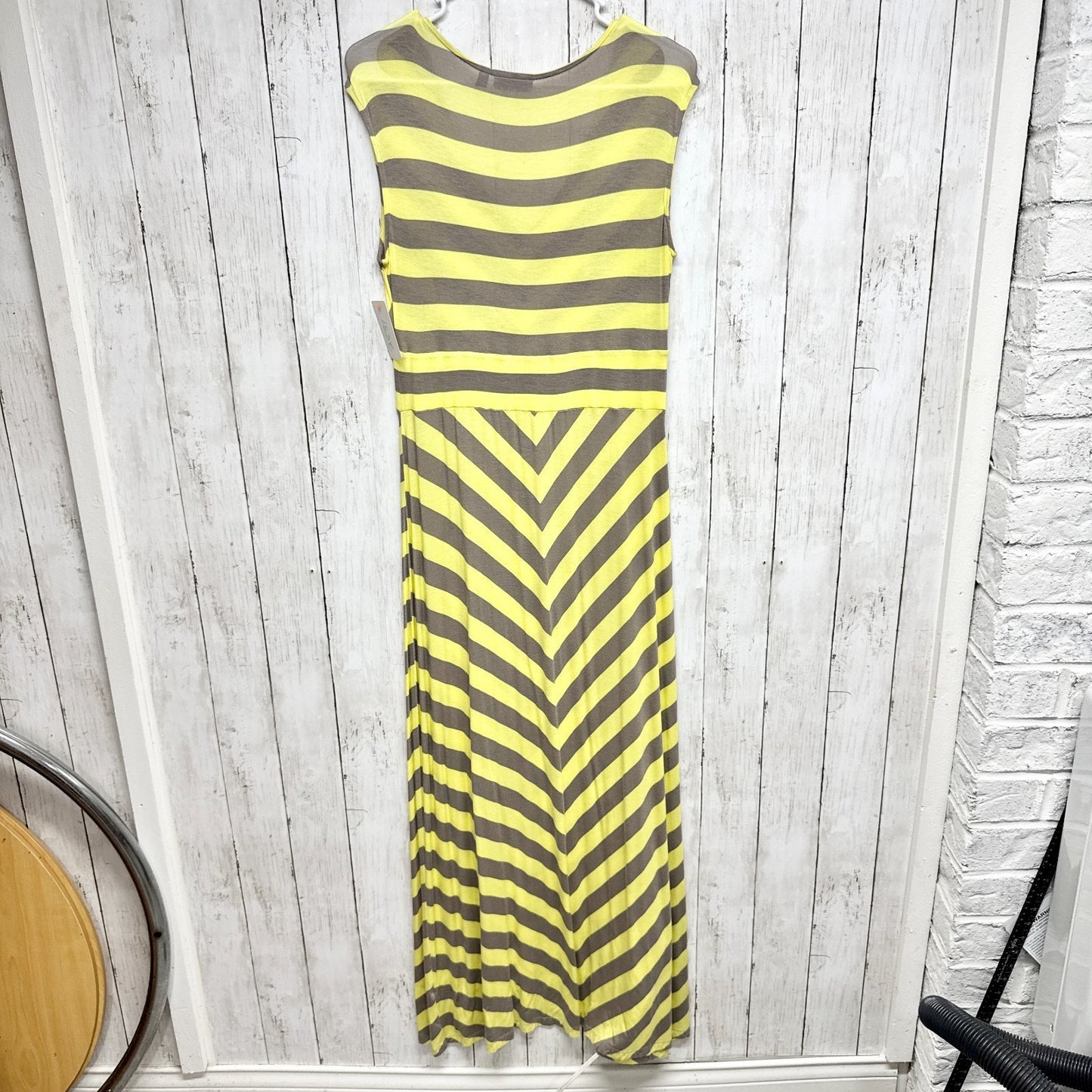 Apt. 9 Dress Women Size Medium Grey Yellow Chevron Stripe V-Neck Sleeveless Maxi