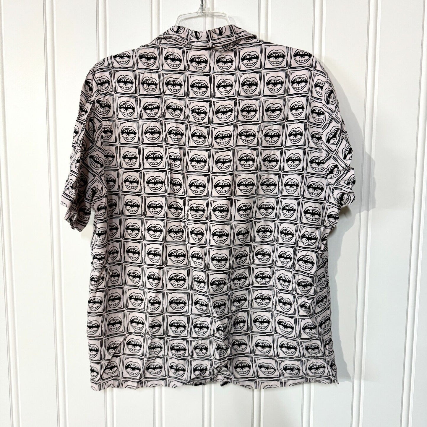 COLLUSION Shirt Mens Size Medium Button Down All Over Lip Print Collared Light