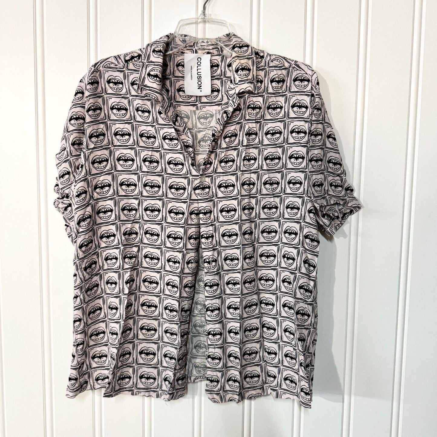 COLLUSION Shirt Mens Size Medium Button Down All Over Lip Print Collared Light