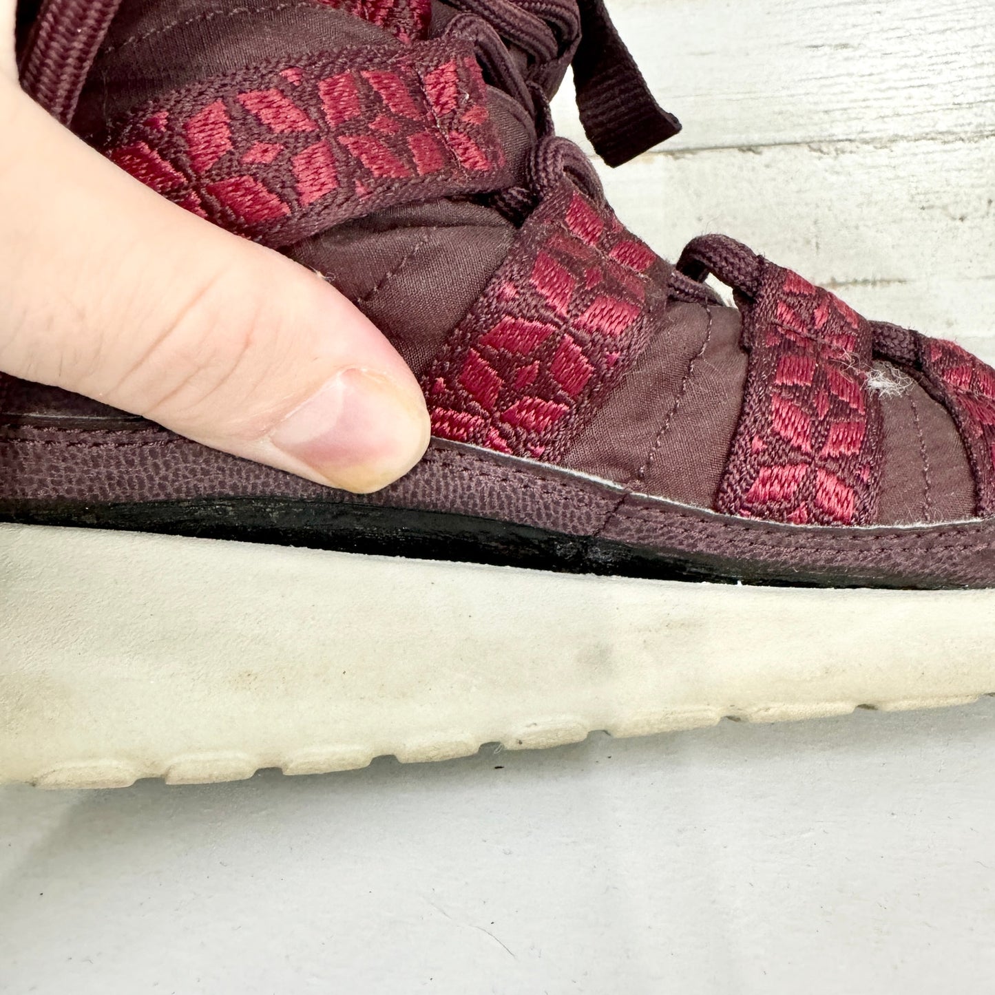NIKE Women’s Roshe Run Hi Sneaker Boot Ankle Laced Boots Maroon Size 6