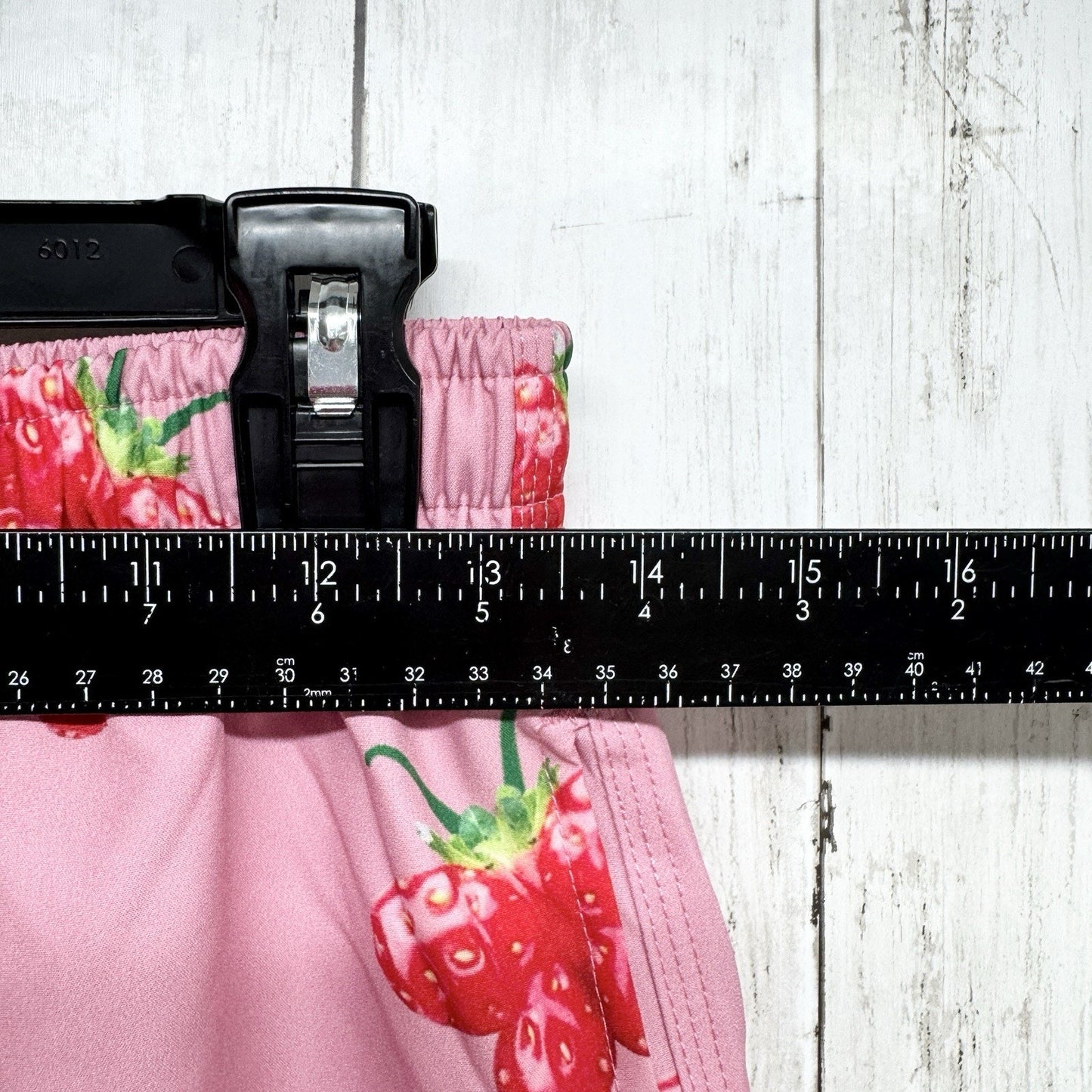 Petals and Peacocks Shorts Men Sz Small Pink Strawberry Print Swim Short Trunks